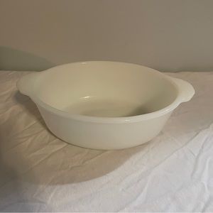 Vintage 1940s Made in the USA FIRE-KING White 1 1/2 Quart Casserole Dish #467